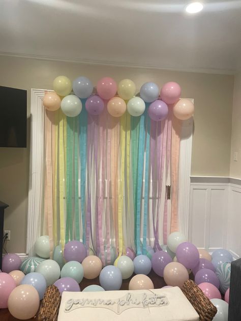 Streamers, balloons, rainbow photwall, DIY, party Balloons Rainbow, Birthday Streamers, Streamer Backdrop, Balloon Backdrop, Diy Party, Birthday Ideas, Birthday Parties, Party Ideas, Balloons