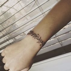 Flower Arm Band Tattoo, Hongdam Tattoo, Bracelet Tattoo For Man, Tattoo Man, Retro Tattoos, Arm Band Tattoo, Tattoo Bracelet, Flower Band, Band Tattoo