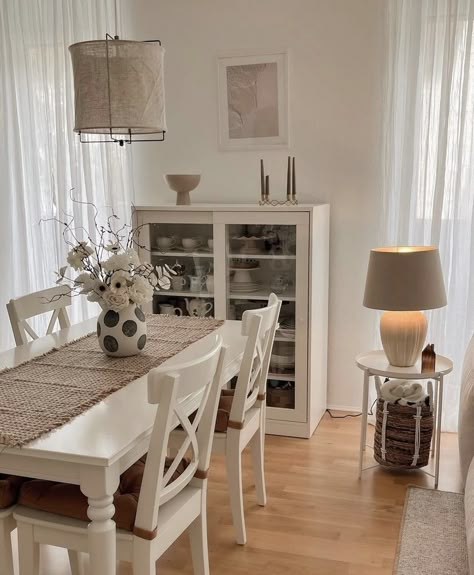 White Dining Table Decor, Ikea Ingatorp, Bungalow Dining Room, Kitchen Triangle, White Dining Table, Dressing Room Design, Creative Home Decor, Apartment Inspiration, Dining Table Decor