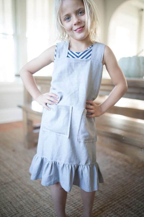 DIY Pinafore Apron for Girls Free Pattern Diy Pinafore Apron, Diy Pinafore, Girl Apron Pattern, Aprons Diy, Apron Pattern Free, Child Apron, Modern Aprons, Apron Tutorial, Girls Pinafore