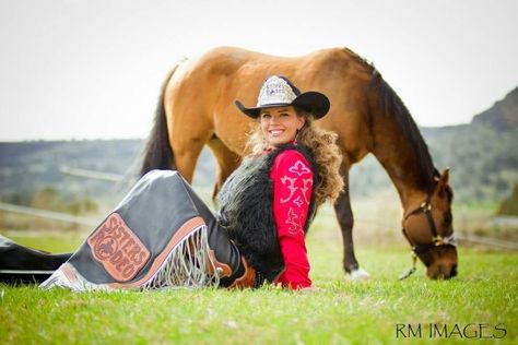 Rodeo queen Rodeo Queen Pictures, Rodeo Queen Outfits, Queen Outfits, Rodeo Queen, Queen Pictures, Group Photos, Rodeo, Photo Inspiration, Cowboy Hats