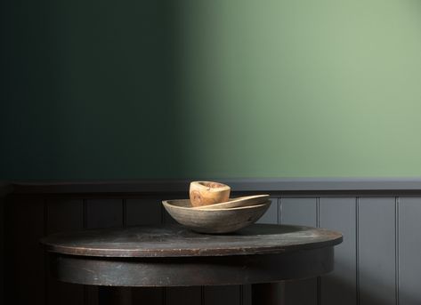 Benjamin Moore’s Williamsburg® Paint Color Collection is a timeless traditional palette that is both historic and distinctly modern. Palace Green CW-520 is a stylish shade that works with the deep gray of Ambler Slate CW-685, a paint color inspired by 18th and early 19th century wallpaper.  Walls: Palace Green CW-520, Regal® Select, Eggshell // Wainscoting: Ambler Slate CW-685, Regal® Select, Eggshell. Benjamin Moore Palace Green, Palace Green Benjamin Moore, Colonial Green Paint Colors, Windsor Green Benjamin Moore, Benjamin Moore Hollingsworth Green, Benjamin Moore Greens, Colonial Paint Colors, 19th Century Wallpaper, Benjamin Moore Historical Colors