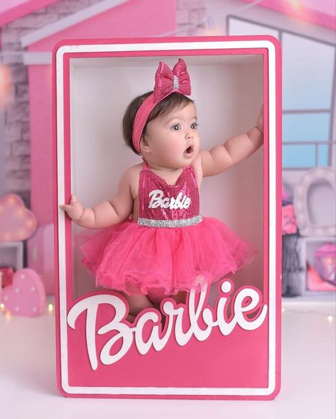 Barbie Newborn Photoshoot, Barbie Cake Smash, Baby Barbie Photoshoot, Twin Baby Photos, Barbie Bebe, Baby Milestones Pictures, Mom Daughter Outfits, Baby Announcement Pictures, Baby Birthday Decorations