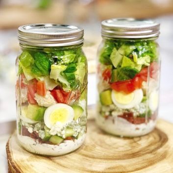 Cobb Salad in a Jar - Joy Bauer Keto Greek, Joy Bauer Recipes, Salad Jar Recipe, Rotisserie Chicken Salad, Jar Meals, Jar Salads, Greek Chicken Salad, Jar Salad, Mason Jar Salad Recipes