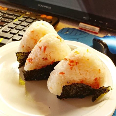 Salmon Onigiri, Sushi Vinegar, Rice Sushi, Cooked Salmon, Cooked Rice, Cooking Salmon, Sushi Rice, Sticky Rice, Asian Food