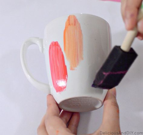 Ceramic Painting Ideas Mugs Simple, Paint Your Own Pottery Ideas Mug Coffee Cups, Hand Painted Mugs Easy, Easy Mug Painting, Pottery Painting Ideas Easy Coffee Mugs, Easy Mug Painting Ideas, Hand Painted Mugs Ideas, Mug Painting Ideas Easy, Diy Painted Mugs