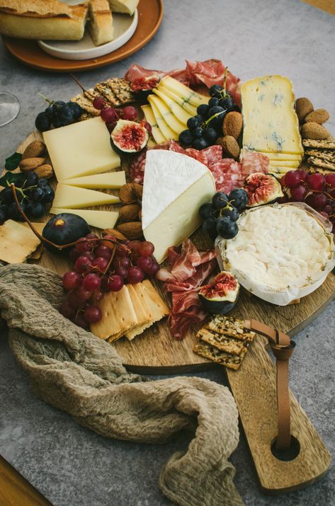 Presentation Plateau Charcuterie, Charcuterie Presentation, Cheese Platter Presentation, Fall Dinner Party, Brunch Buffet, Party Food Platters, Charcuterie And Cheese Board, Xmas Food, Cheese Plate