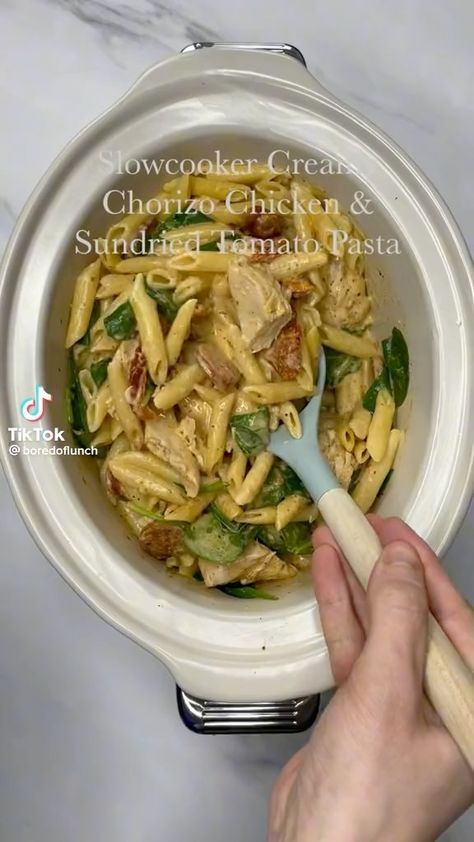 365foodies on Instagram: Slow cooker creamy chicken, chorizo and sundries tomato pasta from @boredoflunch Chicken And Chorizo Pasta, Cream Spinach, Slow Cooker Pasta Recipes, Sundried Tomato Pasta, Slow Cooker Creamy Chicken, How To Cook Chorizo, Crock Pot Inspired Recipes, Chicken Chorizo, Slow Cooker Pasta