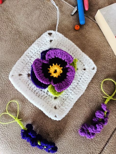 Pansy Granny Square, Crochet Capelet, Granny Squares, Flower Granny Square, Crochet Heart, Crochet Square Patterns, Square Patterns, Crochet Square, Granny Square Crochet Pattern