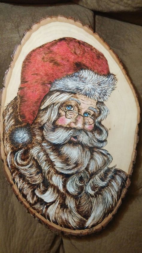 Santa Claus. Wood burned (pyrography) and color pencil Wood Burning Christmas Ideas, Christmas Wood Burning, Wood Burning Ideas Patterns, Christmas Pyrography, Pyrography Christmas, Pyrography Ideas, Woodburning Ideas, Arts And Crafts Ideas, Pyrography Patterns