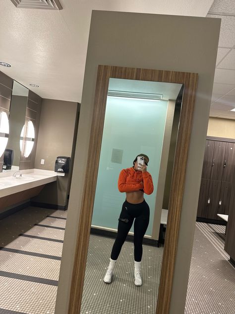 orange champion hoodie black gymshark leggings #gymlife #gymfit #gym #outfit Spooky Gym Outfits, Orange Gym Outfit, Gymshark Leggings Outfit, Black Workout Outfit, Black Gym Outfit, Orange Gym, Workout Inspiration, Gym Fits, Gymshark Leggings