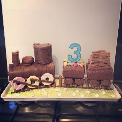 Swiss roll train cake Swiss Roll Birthday Cake Ideas, Chocolate Train Cake, Train Cake Easy, Easy Train Cake, Swiss Roll Birthday Cake, Diy Train Cake, Train Cake Ideas, Roll Birthday Cake, Leo Cake