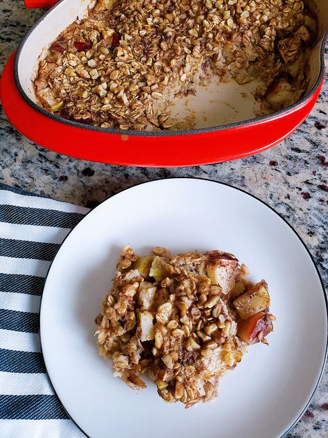 Baked Oatmeal with Apples and Bananas Banana Apple Recipes, Banana Apple Baked Oatmeal, Apple Peanut Butter Baked Oatmeal, Pumpkin Apple Baked Oatmeal, Apple Protein Baked Oatmeal, Protein Apple Oatmeal Bake, Banana Oatmeal Recipe, Oatmeal Bars Healthy, Baked Apple Oatmeal