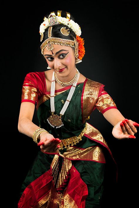 Bharatanatyam Makeup, Indian Dance Costumes, Bharatanatyam Costume, Bharatanatyam Dancer, Indian Classical Dancer, Onam Outfits, Bharatanatyam Poses, Kathak Dance, Dance Of India