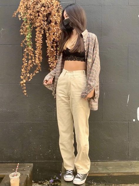 Khaki Pants Outfit Women Streetwear, Tan Pants Outfit Aesthetic, Fashion Identity, Identity Crisis, Looks Pinterest, Beige Pants, School Clothes, Looks Street Style, Preppy Aesthetic