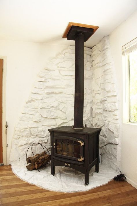 Wood stove in a modern log cabin Wood Stove Decor, Wood Burning Stove Corner, Corner Wood Stove, Wood Stove Surround, Modern Cabin House, Stove Decor, Wood Stove Hearth, Wood Burning Stoves Living Room, Modern Log Cabins