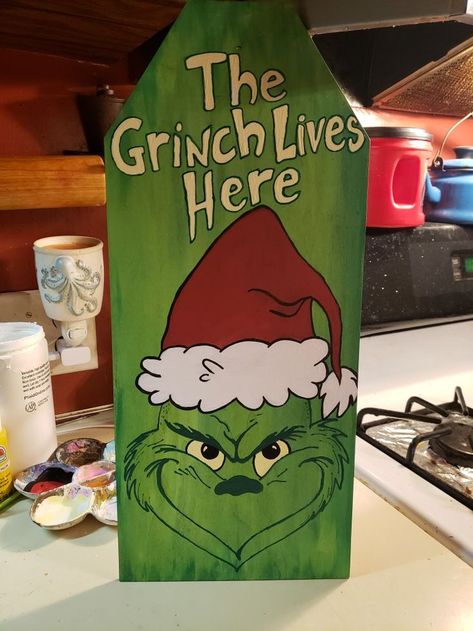 Grinch Painting On Wood, Grinch Signs Wooden, Grinch Signs Wooden Diy, Grinch Signs, Grinch Painting, Diy Grinch, Grinch Decor, Grinch Crafts, Door Tag