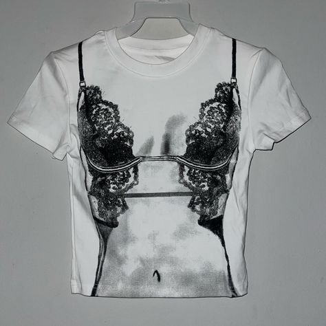 Unique Graphic Tees, Bra Over Shirt, Crop Tops Outfits, Sweat Tour, Super Cropped Top, Bra Shirt, Upcycled Tshirt, Design Crop Top, Rugby Fashion