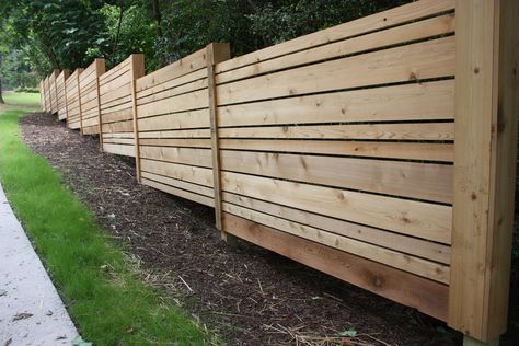 Alternate size planks! Cedar Fence Garden Fence Decoration, Diy Privacy Fence, Wood Fence Design, Home Decor Sites, Privacy Fence Designs, Timber Fencing, Horizontal Fence, Lattice Fence, Diy Fence