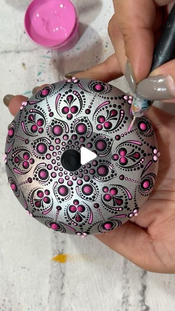 Anette Berstling (Anni) 🇩🇪 on Instagram: "🎨🖤🩶🩷

Das ganze Video findet ihr auf meinem YouTube Kanal, Link in der Bio ☝️

#mandala #mandalas #stonepainting #mandalastone #mandalastones #dotmandala #artistsoninstagram #artoftheday #dotpainting #love #steinebemalen #artforyourhome #artmeditation #art #artist #paintings #satisfying #colorfulart #acrylicpainting #satisfyingvideos #germanartist #artofpoints #lovewhatyoudo #artreels #acrylicart #reels #beautifulart #artprocess" Mandela Rock Painting Patterns, Dot Art Painting Patterns, Dot Art Painting Patterns Easy, Mandela Rock Painting, Dotted Circle, Stone Paintings, Circle Mandala, Mandala Painted Rocks, Rock Painting Patterns