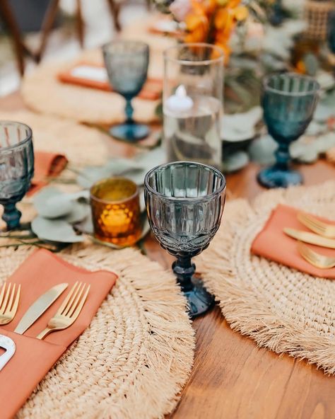 Backyard Boho Wedding, Wedding Centerpeices, Backyard Boho, Table Settings Wedding, Blue Table Settings, Sunset Color Palette, Wedding In Florida, Gala Ideas, Beachy Wedding