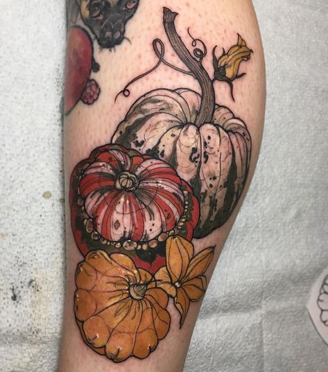 GOOOUUUUURDSSSS!!! If you haven’t noticed I lose my mind when I get to tattoo gourds, and Emma was kind enough to ask for MULTIPLE gourds.… Halloween Tattoos Sleeve, Interesting Tattoos, Neo Tattoo, Pumpkin Tattoo, Autumn Tattoo, Bat Tattoo, Piercing Inspo, Fruit Bat, Halloween Tattoo