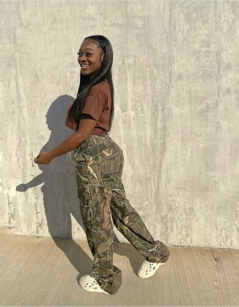 Camoflauge Outfits Black Women, Camo Pants Outfit Baddie, Camoflauge Pants Outfits, Camo Pants Outfits, Camo Cargo Pants Outfit, Camoflauge Pants, Cargo Outfits, Lookbook Ideas, Camo Pants Outfit