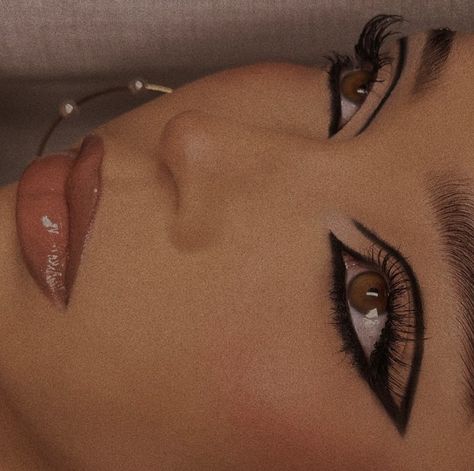 Cat Eye Eyeliner Aesthetic, Smokey Graphic Liner, Cat Makeup Ideas Halloween, Basic Cat Makeup, Catwoman Costume Makeup, Black Cat Eyeliner, Cute Black Cat Makeup, Creative Eyeliner Looks Black, Cat Liner Make Up