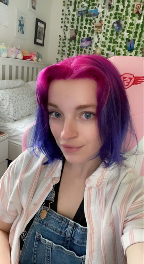 Bisexual Hair Color, Multi Hair Color Ideas, Pride Hair Color, Bisexual Hair, Alter Faceclaims, Pride Hair, Funky Makeup, Oc Aesthetic, Peacock Pictures