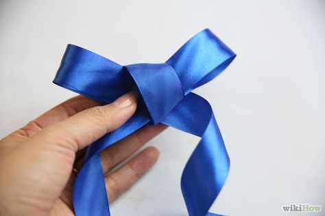 Bow Tying, Winter Paper, How To Tie Ribbon, Grosgrain Ribbon Bows, Craft Room Decor, Bow Tutorial, Creative Gift Wrapping, Floral Ribbon, Diy Crafts Room Decor