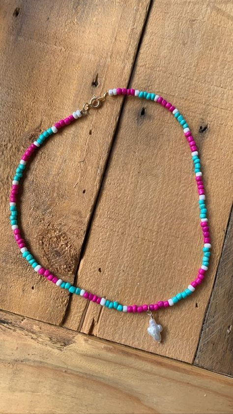 Pink Beaded Necklace #BeadingPatterns #SeedBeadPattern #SeedBeadPatternsFree #SeedBeadPatternsTutorials Pink Western Beaded Necklace, Pink Beaded Necklaces, Summer Necklace Ideas, Handmade Necklaces Beads, Pink Beads Necklace, Sead Bead Necklace, Summer Beaded Necklace, Teen Necklaces, Necklaces Beads