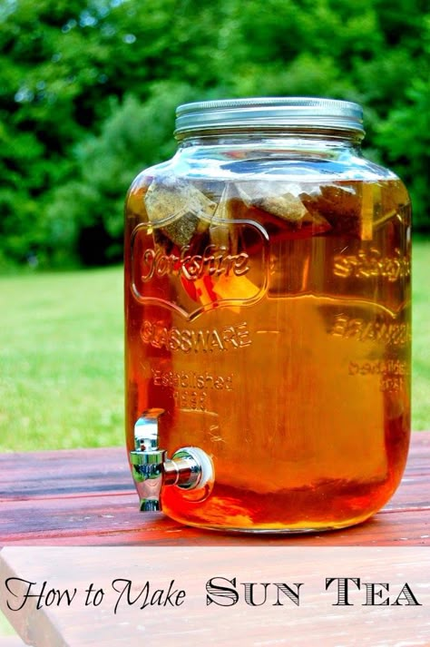 sun tea, how to make sun tea, iced tea, sun tea recipe Iced Tea Dispenser, Ice Tea Dispenser, Green Tea Sun Tea, Sun Tea Recipe, Sun Tea Recipes, Sun Tea Jar, Eclipse Party, Sweet Tea Recipes, Sun Tea