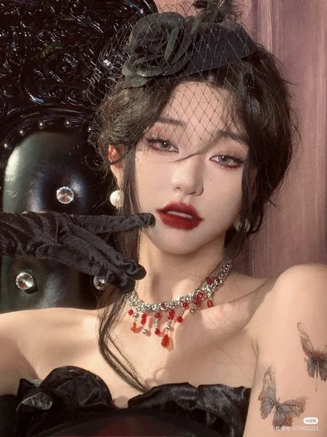 Asian Vampire Makeup, Black Swan Makeup, Vampire Makeup Halloween, Female Portrait Poses, Gothic Photography, Vampire Makeup, Black Woman Artwork, Heavy Makeup, Japanese Makeup