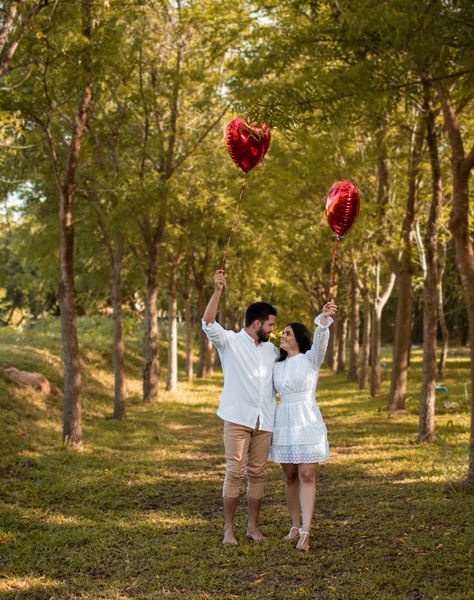 First Anniversary Picture Ideas, Pre Wedding Photoshoot Outdoor Dresses, Wedding Anniversary Photoshoot Ideas, First Anniversary Pictures, Anniversary Photoshoot Ideas, Anniversary Photo Shoot Ideas, Sibling Photography Poses, Anniversary Photo Shoot, Prenuptial Photoshoot