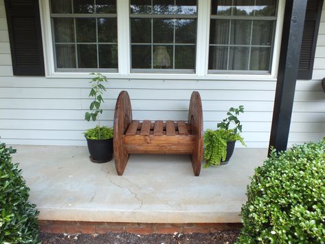 Large wooden spool made into a bench Electrical Spools, Wooden Cable Reel, Cable Spool Furniture, Large Wooden Spools, Wooden Cable Spools, Wooden Spool Projects, Spool Ideas, Wire Reel, Spool Furniture