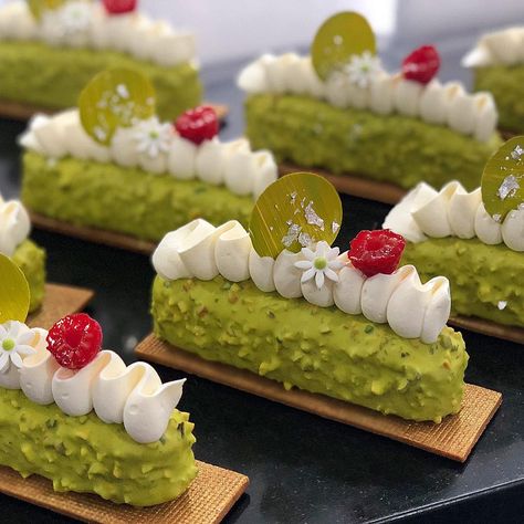 Pistachio Eclair Dessert, Pistachio Eclair, Travel Cakes, Eclair Dessert, Eclairs Dessert, Travel Cake, Small Desserts, My Class, Eclairs