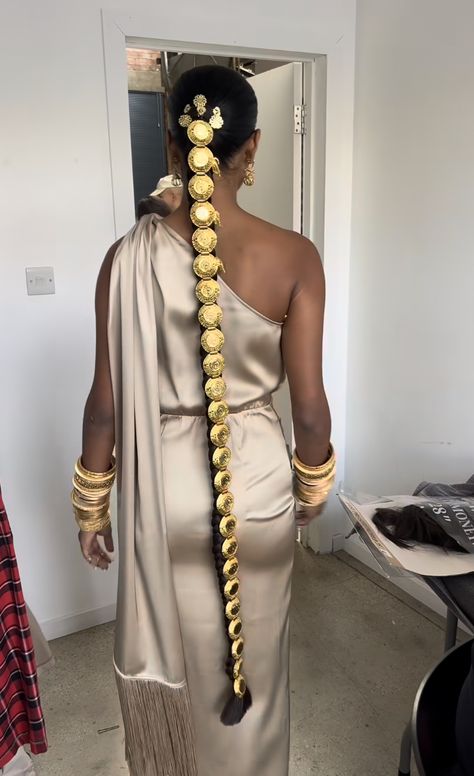 Roman Hair Styles, Gold Hair Beads Braids, Congolese Hairstyle, Hair Jewelry Black Women, Ancient African Hairstyles, Arab Hairstyles, Editorial Hairstyles, Elaborate Hairstyles, Afro Jewelry