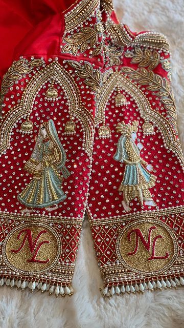 Heavy Aari Work Blouse Wedding, Blouse Designs Brides Wedding, Square Shape Aari Work Blouse Design, Bride Aari Work Blouse Design, Pallakku Aari Work Blouse, Heavy Bridal Blouse Designs, Pallaku Design In Aari Blouse, Maggam Work Blouse Designs Bridal Heavy, Marriage Blouse Designs