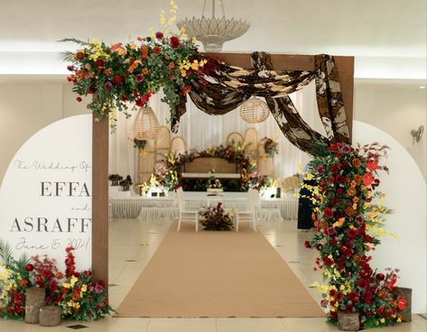 Celebrate a timeless love story with our classic Malay wedding entrance decor, part of the 'Bring Us Home' package. Make every arrival as enchanting as your love From the wedding of Effa & Asraff Photo by : @photo13.co For rates & packages kindly click the link on our bio. #riasan #destinationweddingkelantan #gardenweddingkelantan #eventplacekelantan #malaysiawedding #kelantanwedding #pasirputehwedding #machangwedding #bachokwedding #pelaminkotabharu #pelaminbachok Classic Malay Wedding, Classic Entrance, Wedding Entrance Decor, Malay Wedding, Wedding Entrance, Timeless Love, Entrance Decor, Wedding Classic, Garden Wedding