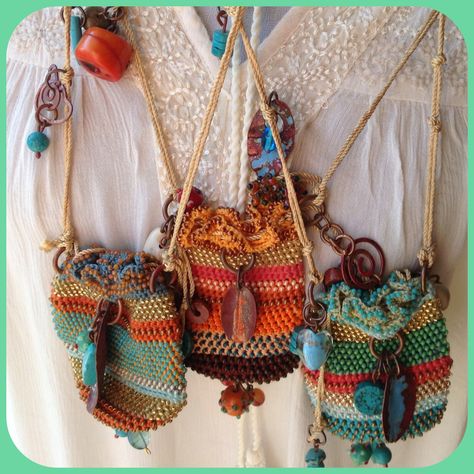 Crochet Amulet Bag, Amulet Necklaces, Amulet Bag, Beads Crochet, Fiber Necklace, Bags Ideas, Beaded Crochet, Form Crochet, Amulet Necklace