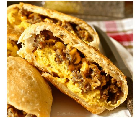 After making traditional German Runzas (a.k.a "Bierocks"), and having a little dough left over, I made some killer Breakfast Bierocks that my hubby liked even better than the originals! He loved them so much, that I've decided to figure out the recipe for you to be able to make a full batch! This… Breakfast Bierocks, Beerock Recipe, Runzas Recipe, Bierocks Recipe, Cheesy Breakfast, Butternut Soup, Frozen Bread Dough, Cheese Breakfast, How To Make Pizza