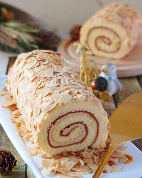 Christmas Roll Cake Design, Tteokbokki Recipe, Cream Filling Recipe, Swiss Roll Cakes, Pastry Display, Cake Roll Recipes, Chocolate Recipes Homemade, Swiss Roll, Healthy Cake