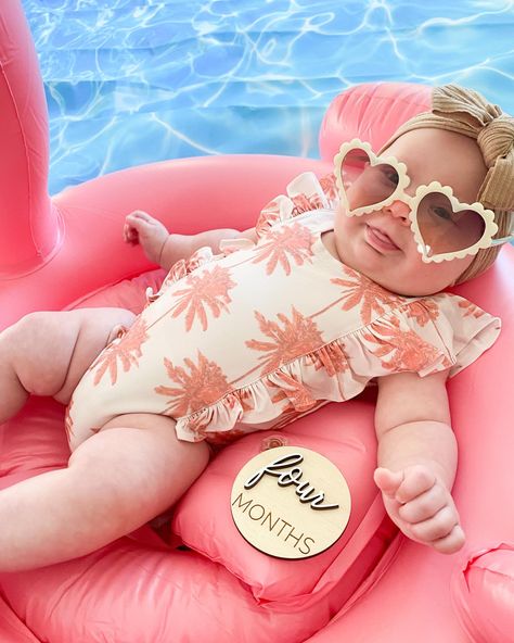 1 Month Baby Picture Ideas June, One Month Old Baby Pictures June, June Baby Pictures Ideas, Pool Baby Photoshoot, Baby Girl Photoshooting Ideas For Summer, June Baby Milestone Picture, Summer Baby Photoshoot Ideas, June Monthly Baby Photo, June Baby Photoshoot