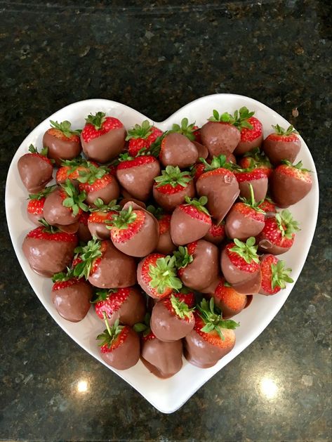 chocolate covered strawberries Strawberry And Chocolate, I Want Food, Dipped Strawberries, Bakery Foods, Chocolate Food, Chocolate Dipped Strawberries, Im Hungry, Food Therapy, Healthy Lifestyle Food