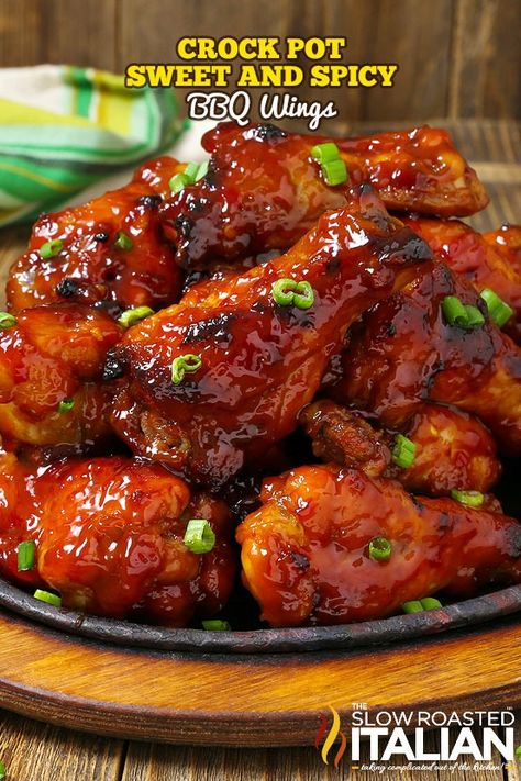 Sweet and Spicy BBQ Crockpot Chicken Wings + Video - TSRI Spicy Bbq Wings, Wings Recipe Crockpot, Slow Cooker Kip, Spicy Baked Chicken Wings, Wings Slow Cooker, Spicy Bbq Chicken, Barbecue Wings, Wings Video, Chicken Wings Crockpot