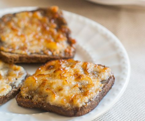 Parmesan Toast & Rusty Nail Cocktails - a retro appetizer and drink for you next cocktail party! Melba Toast Appetizers, Rye Toast Appetizers, Pumpernickel Cocktail Bread Appetizers, Cocktail Rye Bread Appetizers, Cocktail Bread Appetizers, Retro Appetizers, Parmesan Toast, Rusty Nail Cocktail, Tuna Mousse