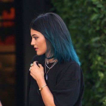 kylie-jenner-peacock-blue-hair-color-) Kylie Jenner Blue Hair, Kylie Jenner Short Hair, Teal Ombre Hair, Kylie Jenner Hair Color, Jenner Hair, Kylie Jenner Hair, Teal Hair, Hair Ombre, Pinterest Hair