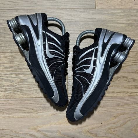 Vintage Nike Shoes, Nike Shox Turbo, Nike Shox R4, Shoes Too Big, Street Fashion Men Streetwear, Mens Outfit Inspiration, Estilo Punk, Nike Shox, Aesthetic Shoes