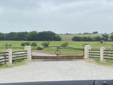 Country Fence Ideas Ranch Driveway Gate, Driveway Fence Ideas Entrance, Front Gate Entrance Driveway, Gated Driveway Entrance, Ranch Gates Entrance Ideas, Property Fencing, Farm Gates Entrance, Ranch Entrance Ideas, Ranch Entrance