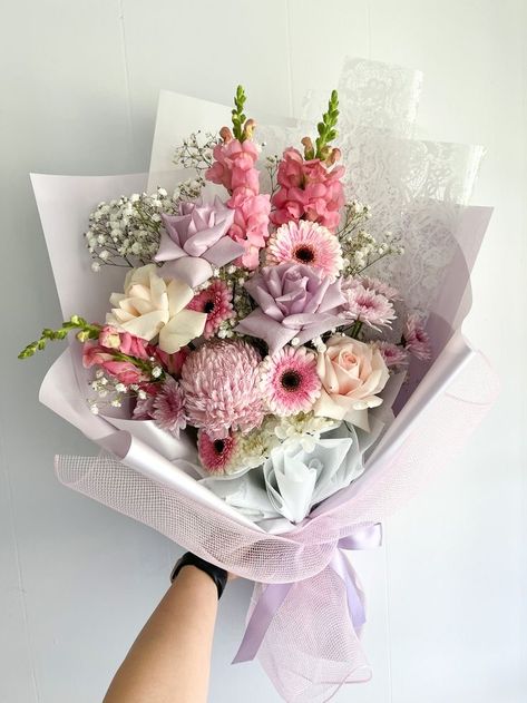 Flower Bouquet Theme, Small Mixed Flower Bouquet, Different Bouquet Styles, Mixed Flowers Bouquet, Mix Flower Bouquet, Flower Bouquet Arrangements, Diy Wedding Tips, Flower Bouquet Ideas, Mixed Flower Bouquet